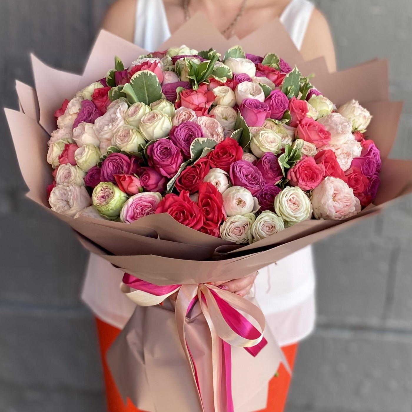 Букет из 51 кустовой пионовидной розы Цветочное настроение